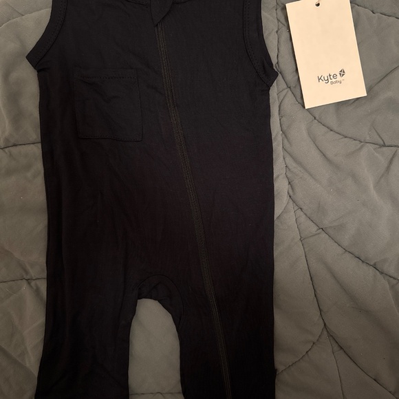 Kyte Baby Zippered Sleeveless Romper in Midnight Size 3-6 monthsMidnight / 3-6 m - Picture 4 of 4